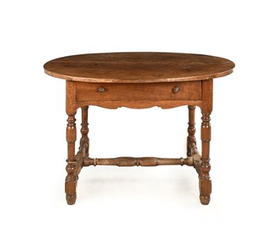 Tavolo in noce, piano ovale, XVII secolo