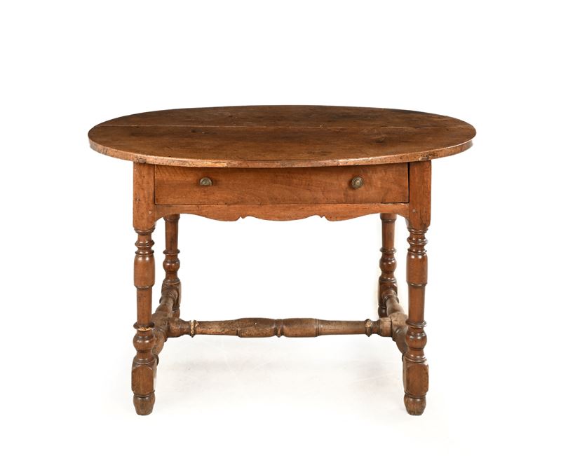 Tavolo in noce, piano ovale, XVII secolo