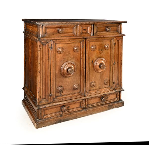 Credenza in noce, Italia settentrionale, XVII secolo