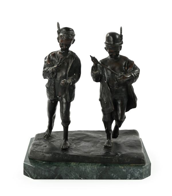 Gruppo in bronzo brunito raffigurante due giovani musicanti, XX secolo