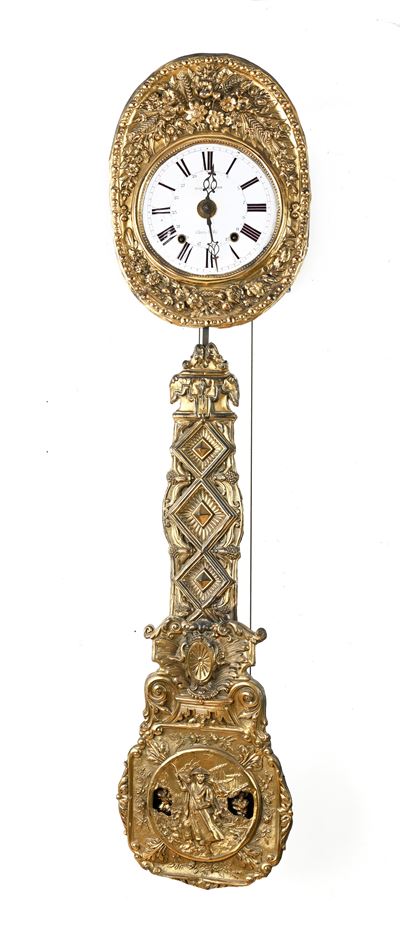 Théophile Bonnard, Orologio “Comtoise” in lamiera repoussé dorata con quadrante in smalto, Franci...