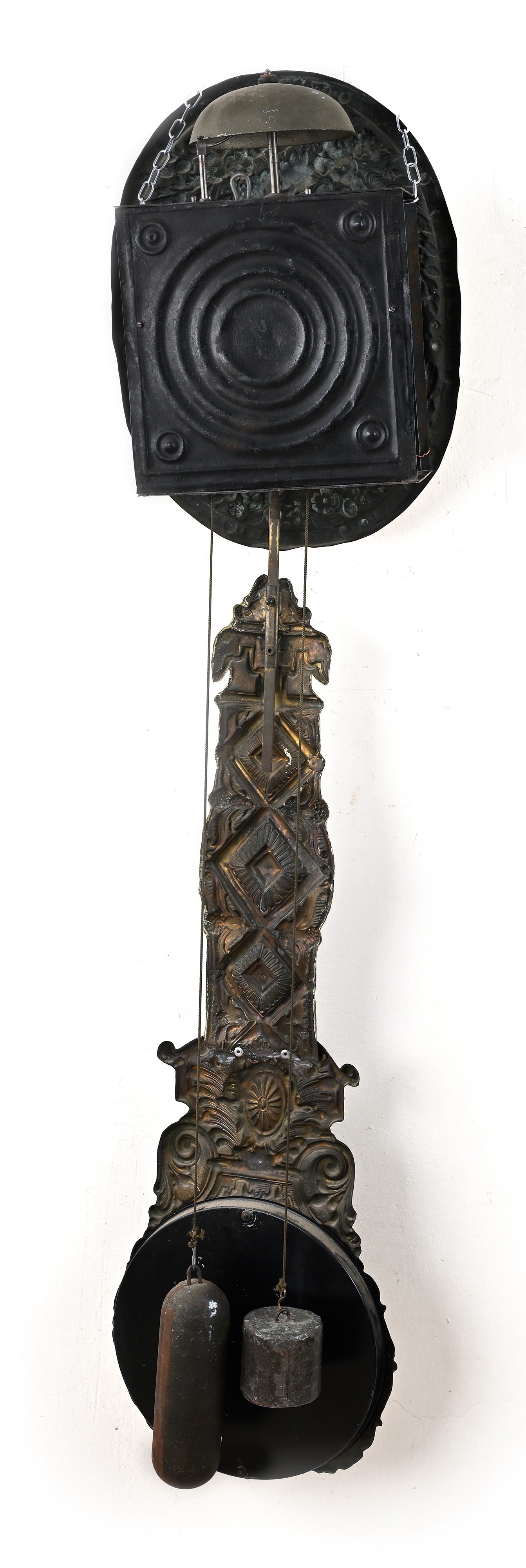 Théophile Bonnard, Orologio “Comtoise” in lamiera repoussé dorata con quadrante in smalto, Franci...