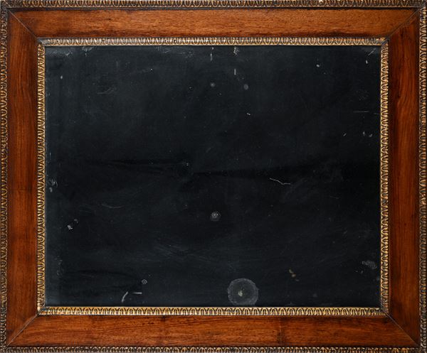Una specchiera in legno dorato e intagliato