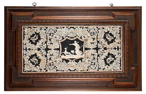 Grande piano di scagliola bicroma entro cornice