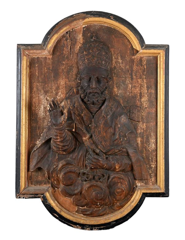 Grande placca in legno con figura di San Pietro Papa in rilievo, XVII/XVIII secolo