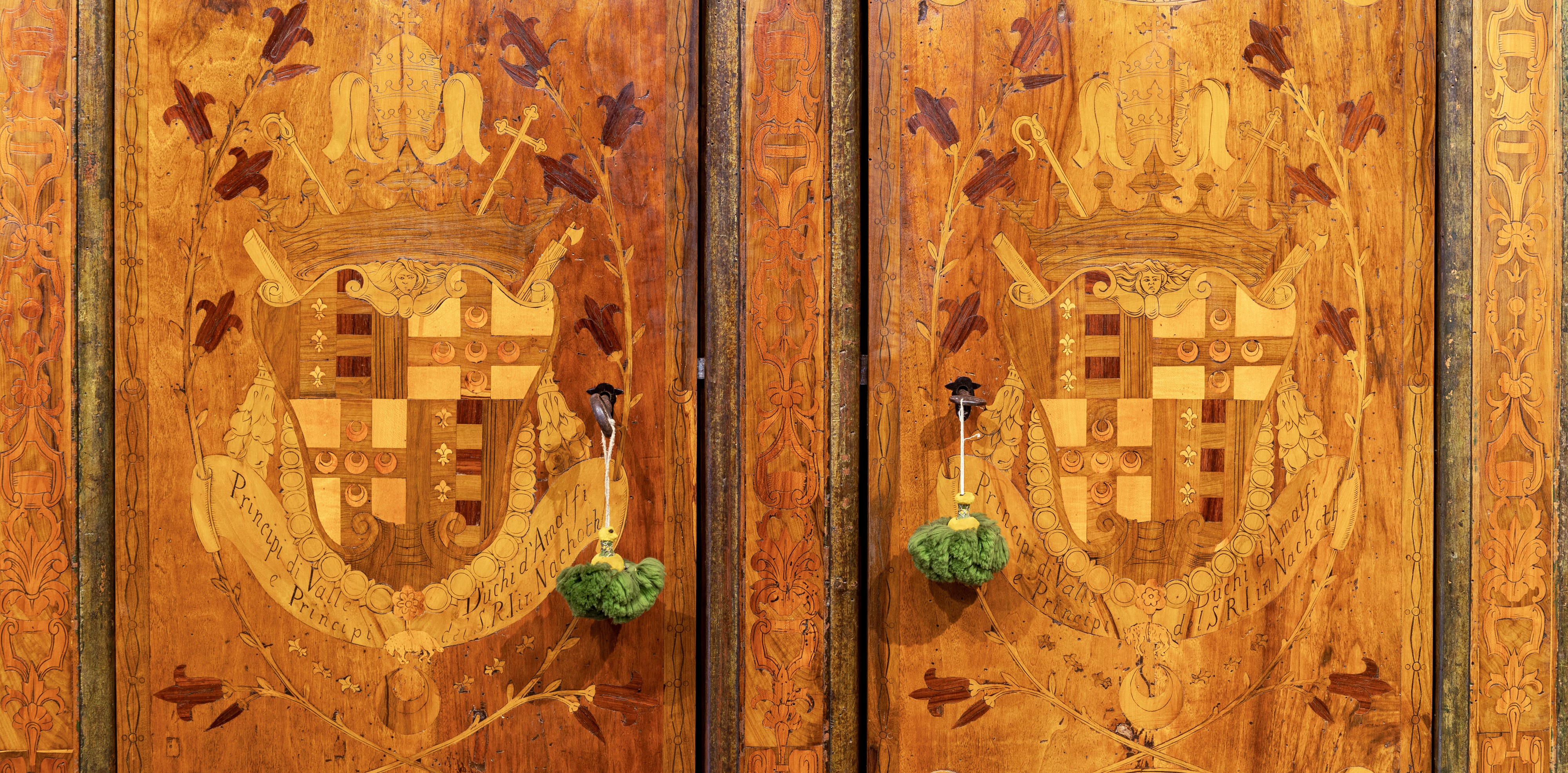 Armadio nuziale neo quattrocentesco, in legno intarsiato e pirografato, Siena (primo quarto XIX s...