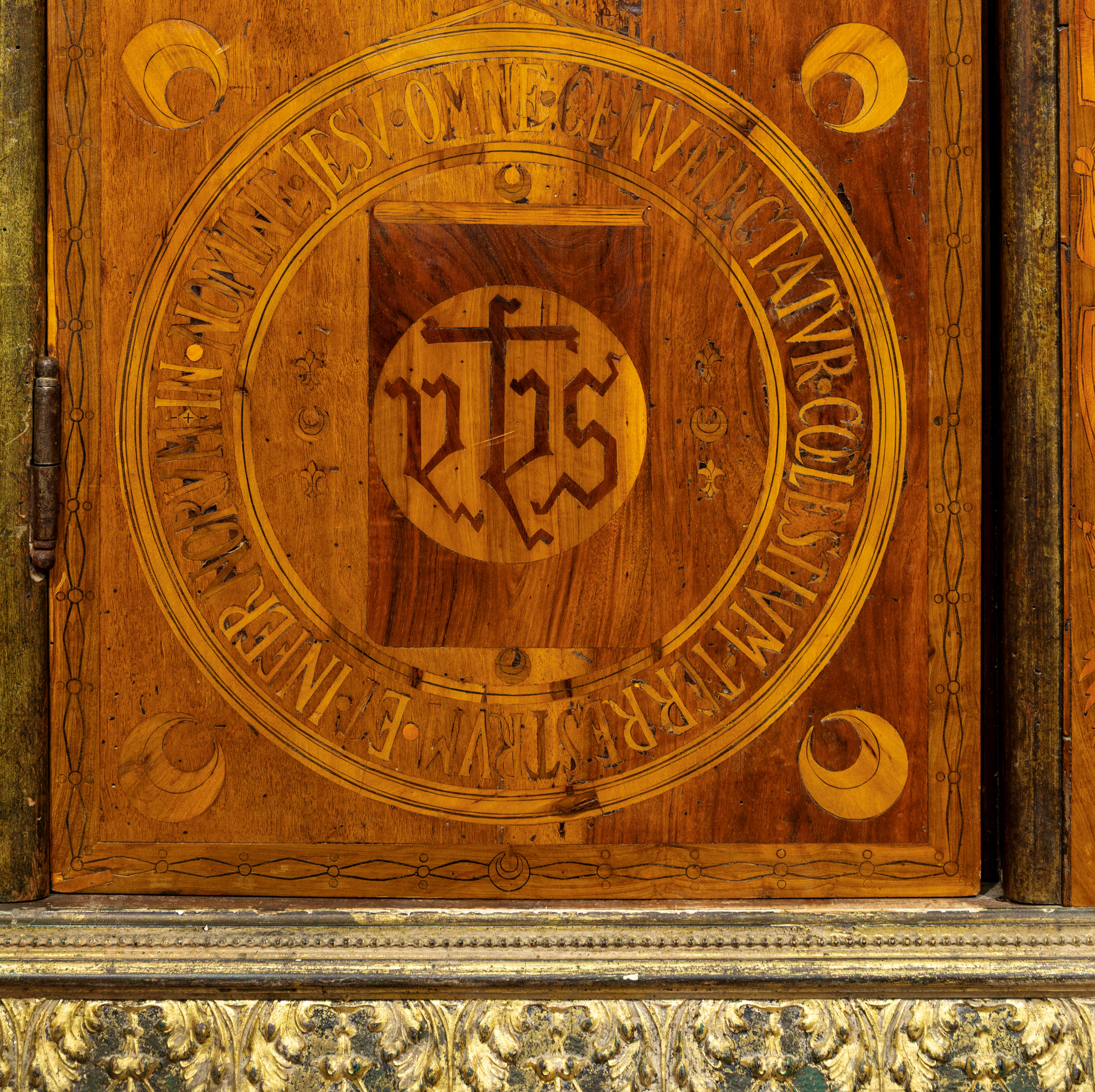 Armadio nuziale neo quattrocentesco, in legno intarsiato e pirografato, Siena (primo quarto XIX s...