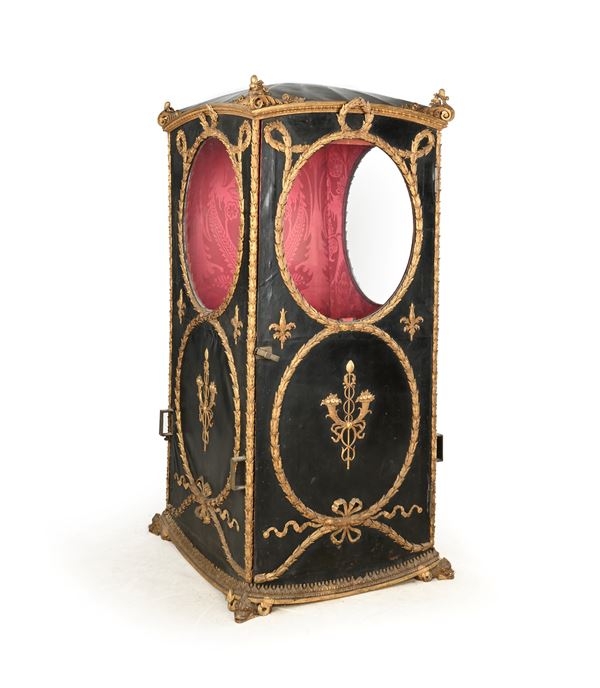 Portantina in legno rivestito in cuoio con rilievi decorativi intagliati e dorati, XVIII secolo