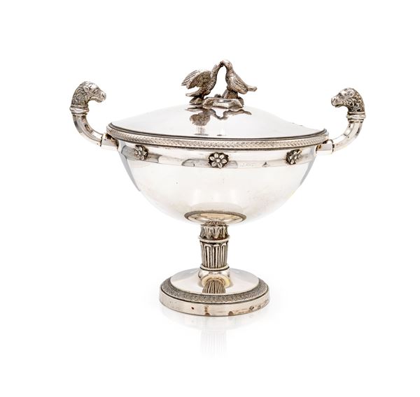 Coppa in argento biansata con coperchio  - Auction Antique and Modern Silver | Silver Treasures: Cult and Collecting - Casa d'Aste Arcadia