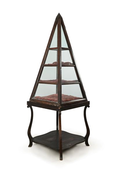 Grande vetrina piramidale in legno, XIX secolo