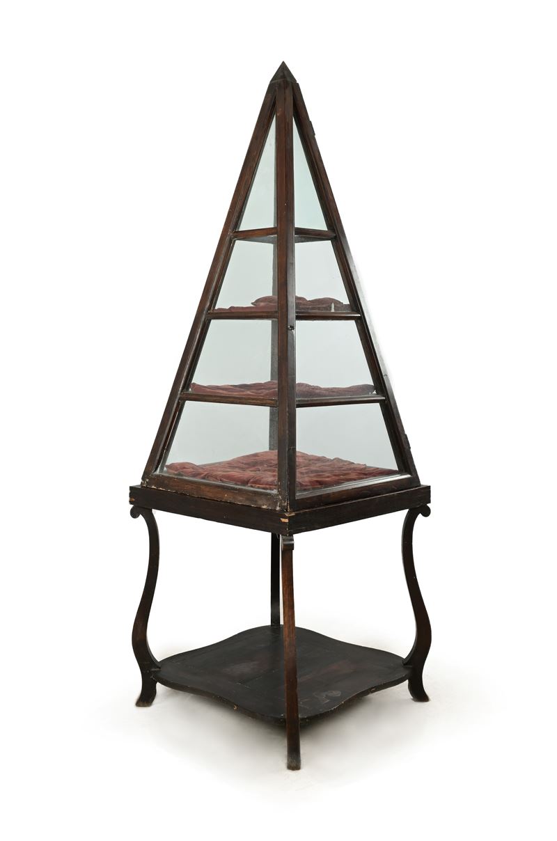 Grande vetrina piramidale in legno, XIX secolo