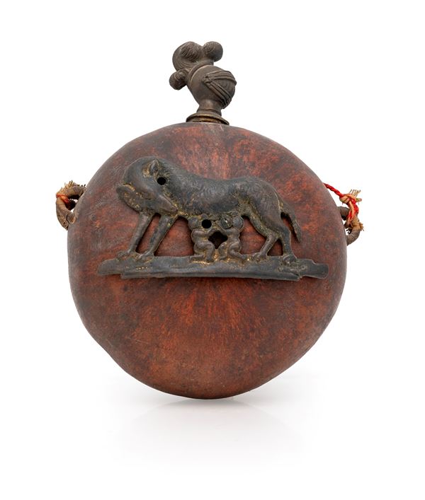 Porta polvere da sparo ricavato da una zucca, XIX secolo   - Auction Private Collections - Antique Furniture, Art Objects and Sculptures - Casa d'Aste Arcadia