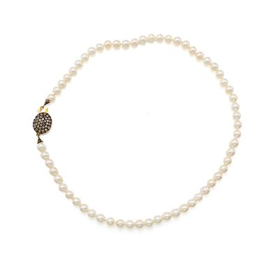 Collana in perle da coltivazione con chiusura in oro e argento con diamanti
