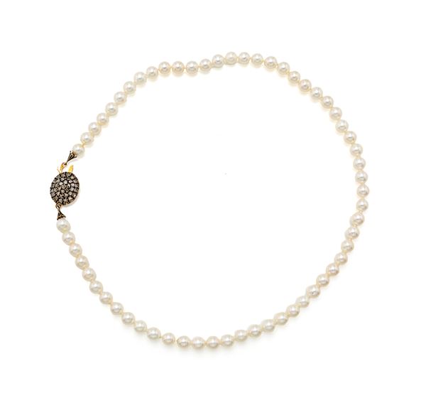 Collana in perle con chiusura in oro, argento e diamanti
