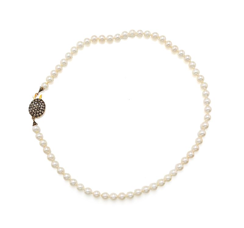 Collana in perle da coltivazione con chiusura in oro e argento con diamanti