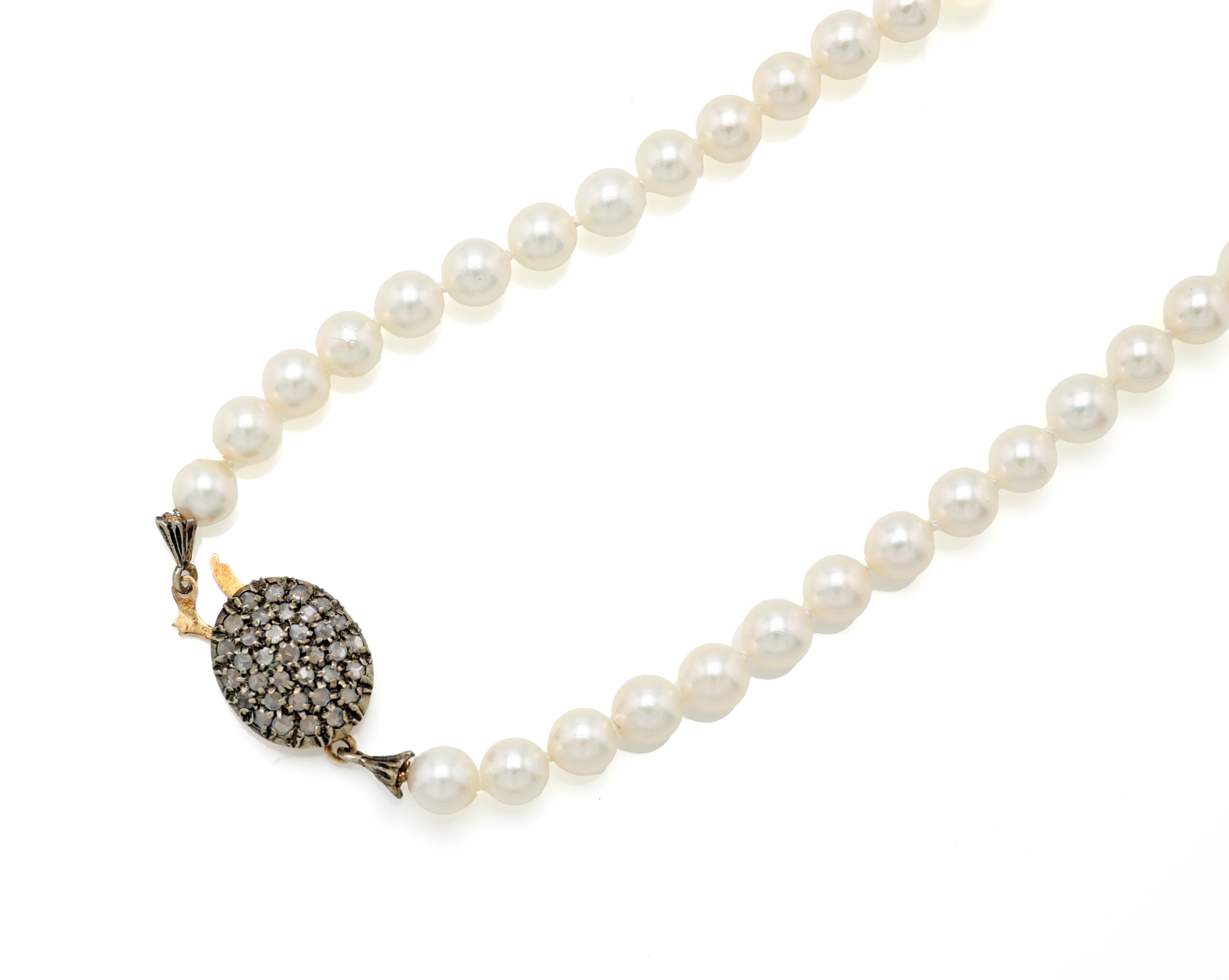 Collana in perle da coltivazione con chiusura in oro e argento con diamanti