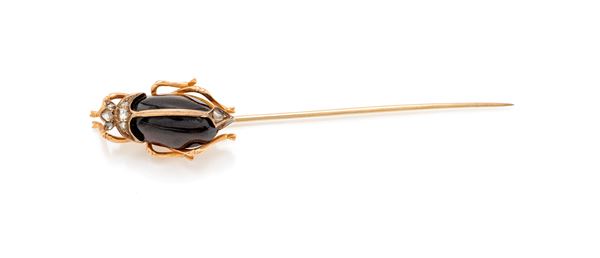 Spilla da revers con scarabeo in oro e corniola