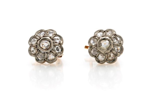 Coppia di orecchini a monachina in oro, platino e diamanti  - Auction Everyday Jewels - Under 3K - Casa d'Aste Arcadia