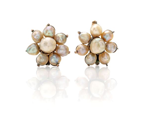 Coppia di orecchini in oro e perle naturali