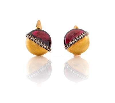 Coppia di orecchini a monachina, oro giallo 750/000, granati e diamanti