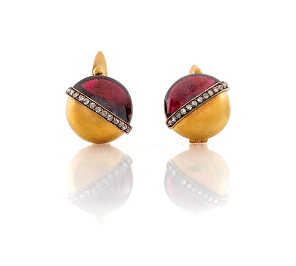 coppia di orecchini a monachina in oro, granati e diamanti  - Auction Everyday Jewels - Under 3K - Casa d'Aste Arcadia