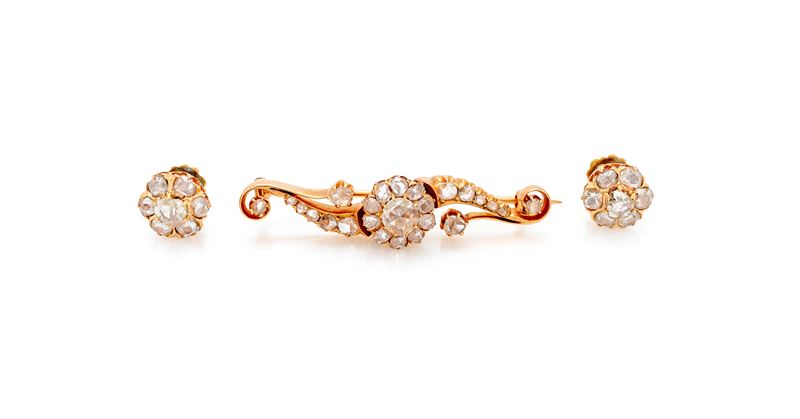 Parure in oro giallo 750/000, spilla e coppia di orecchini con diamanti