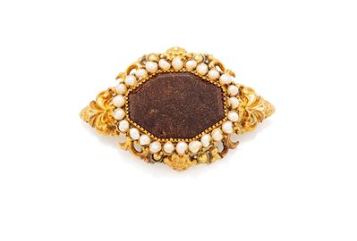 Spilla in oro giallo 750/000 con avventurina e perle