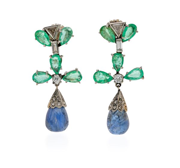 Coppia di orecchini pendenti in oro, smeraldi, diamanti e zaffiri  - Auction Everyday Jewels - Under 3K - Casa d'Aste Arcadia