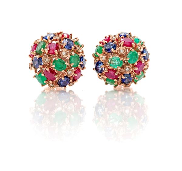 Coppia di orecchini multicolor in oro, argento, diamanti, zaffiri, smeraldi e rubini