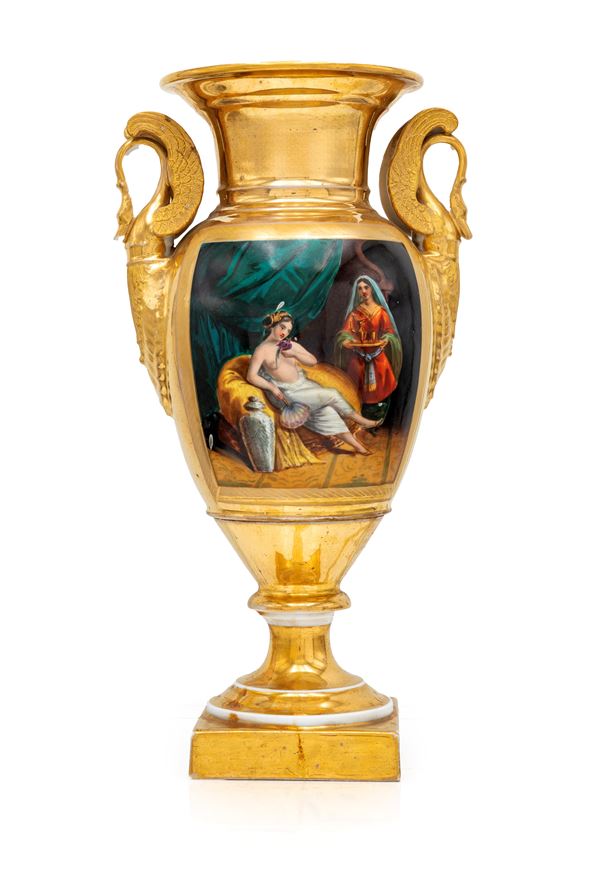 Piccolo vaso "Impero" in porcellana dorata con scene policrome, Francia, prima metà del XIX secolo