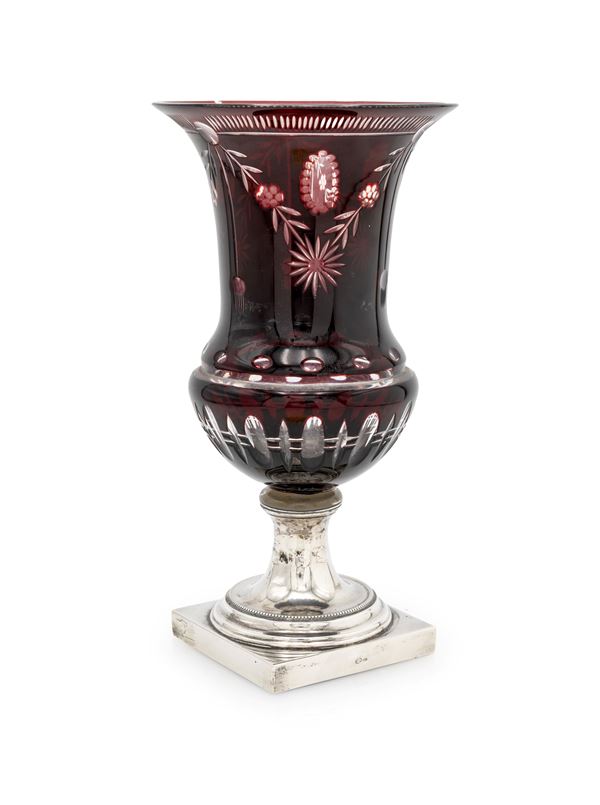 Vaso a cratere in cristallo di Boemia rosso con piede in argento (?)  - Asta Asta a Tempo - Antiquariato: Mobili, Arredi, Stampe e Porcellane - Casa d'Aste Arcadia