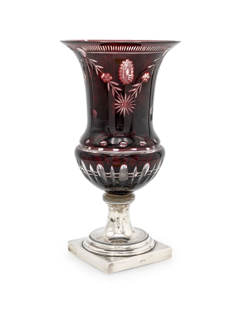 Cristallo di Boemia rosso, Vaso a cratere con piede in argento (?)