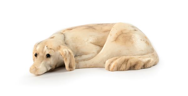 Cane setter accucciato in alabastro striato