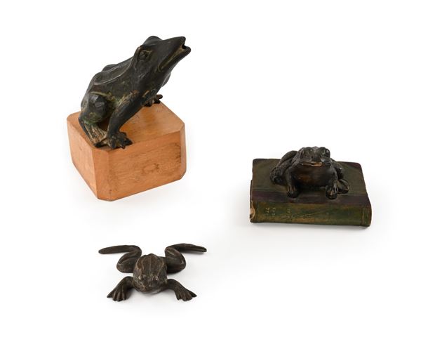 Tre fermacarte in bronzo a forma di rana