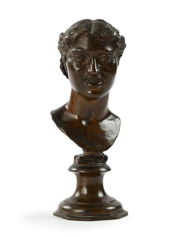 Fonderia napoletana del XIX secolo - Testa femminile con trecce raccolte sulla nuca