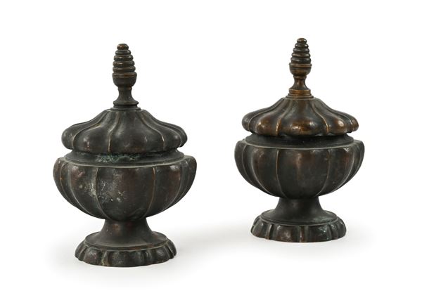 Coppia di vasetti in bronzo brunito con coperchio, fine del XIX secolo