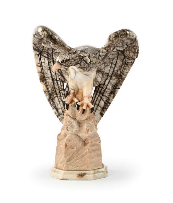 Aquila ad ali spiegate in alabastro venato