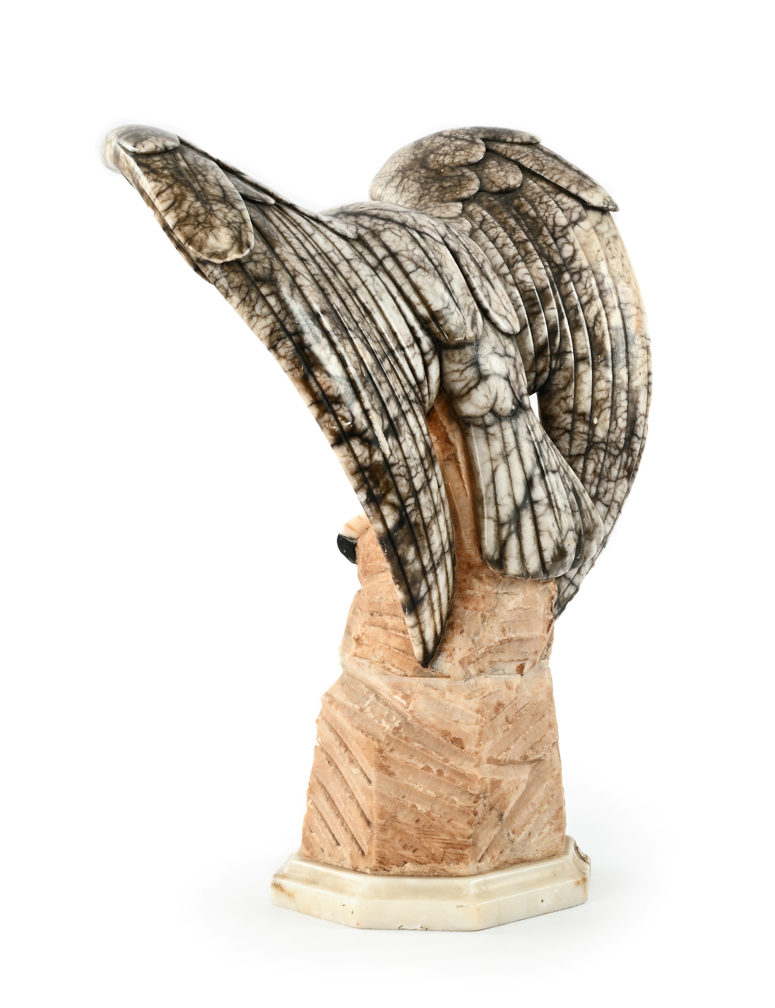 Aquila ad ali spiegate, scultura in alabastro venato