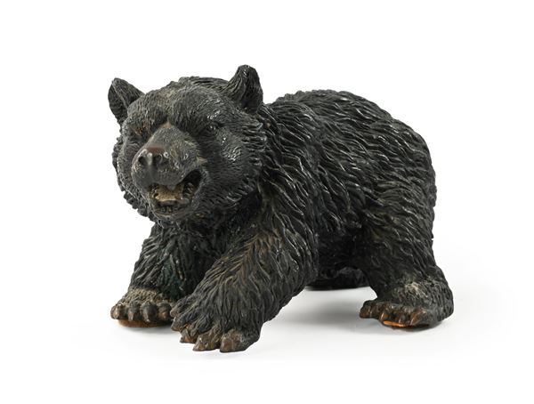 Scultura in metallo pesante nero raffigurante un orso grizzly che ruglia