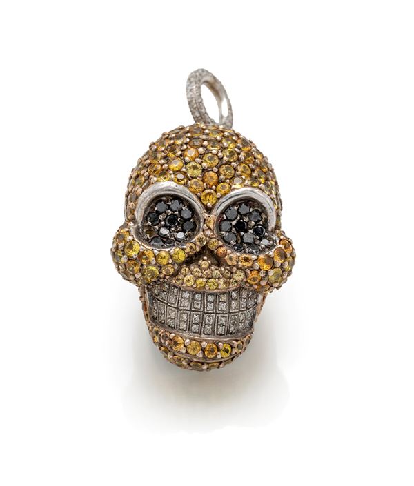 Pendente Rocker con teschio in argento, diamanti, diamanti fancy e zaffiri gialli