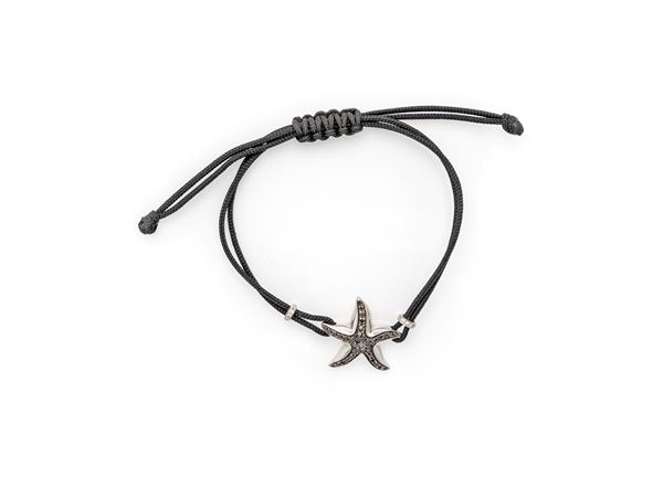 Bracciale con stella marina in argento e diamanti neri