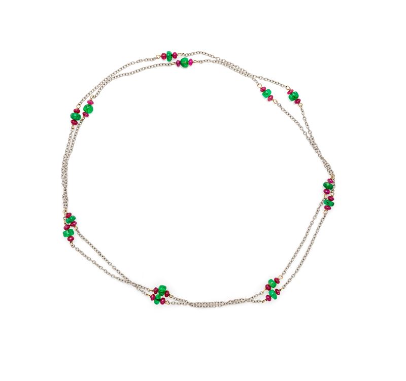 Lunga collana a laccio in platino 900/000 con smeraldi e rubini