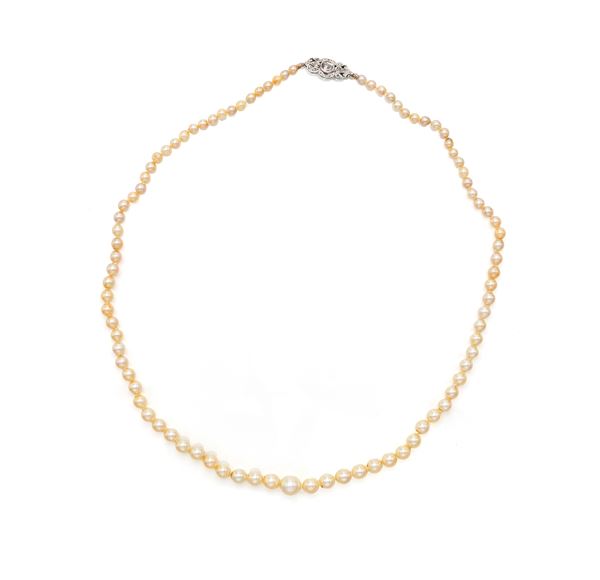Collana di perle ad un filo a gradazione, oro e diamanti