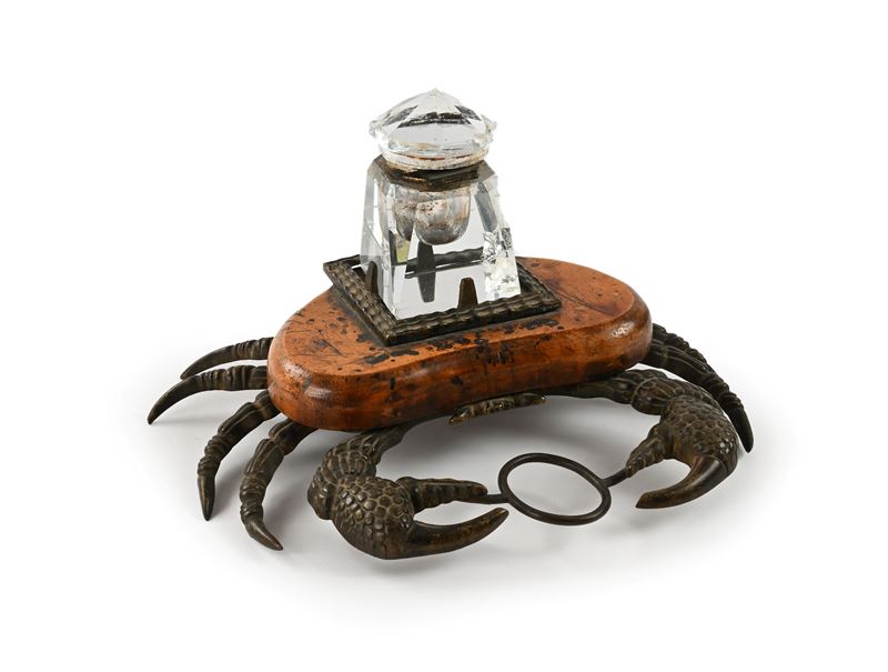 Calamaio in legno e bronzo a forma di granchio, con porta inchiostro in cristallo