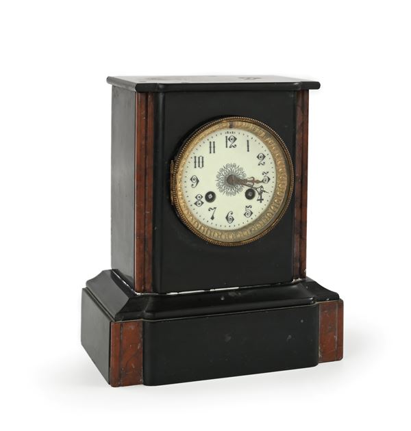 Orologio squadrato in marmo nero con inserti rossi, XX secolo