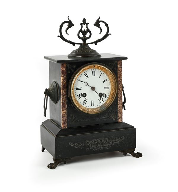 Orologio squadrato in marmo nero con fregio e filettature in broccatello, XX secolo