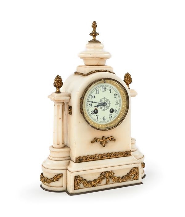 Orologio in alabastro e bronzo in stile neoclassico