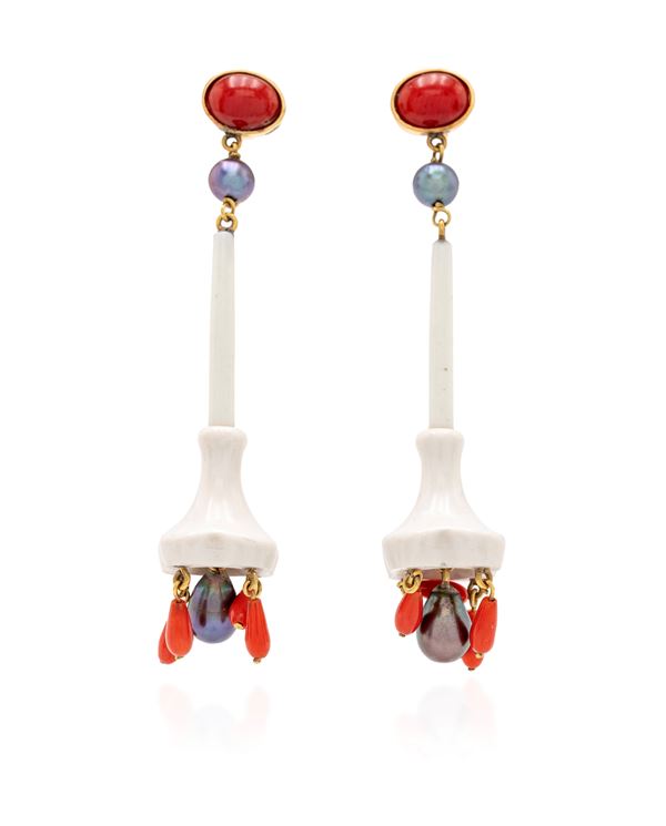 Coppia di orecchini in oro, argento, agata, corallo e perle grige  - Auction Everyday Jewels - Under 3K - Casa d'Aste Arcadia