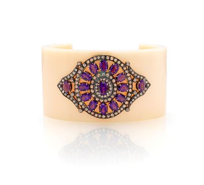Bracciale rigido in bachelite con componenti in oro, argento, diamanti e ametiste