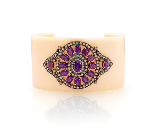Bracciale rigido in bachelite, oro, argento, diamanti ed ametiste